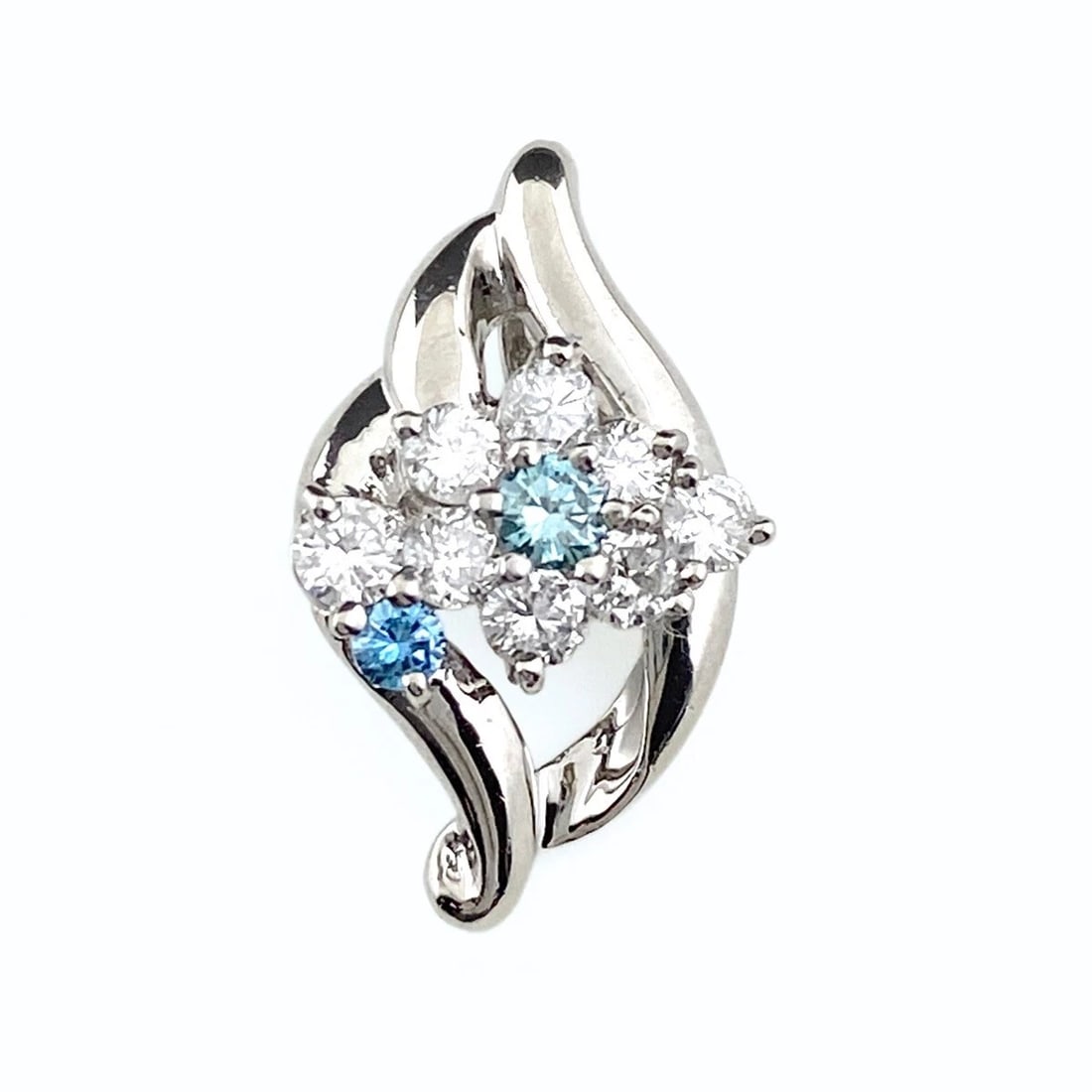 MELEE DIAMOND DESIGN PENDANT HEAD PLATINUM BLUE DIAMOND TREAT: Melee diamond design pendant head Platinum Blue Diamond Treat Brand: Unbranded Type: Pendant Head Material: Pt900, Main Stone/Creation Blue Diamond Color: Platinum Size: Pendant size