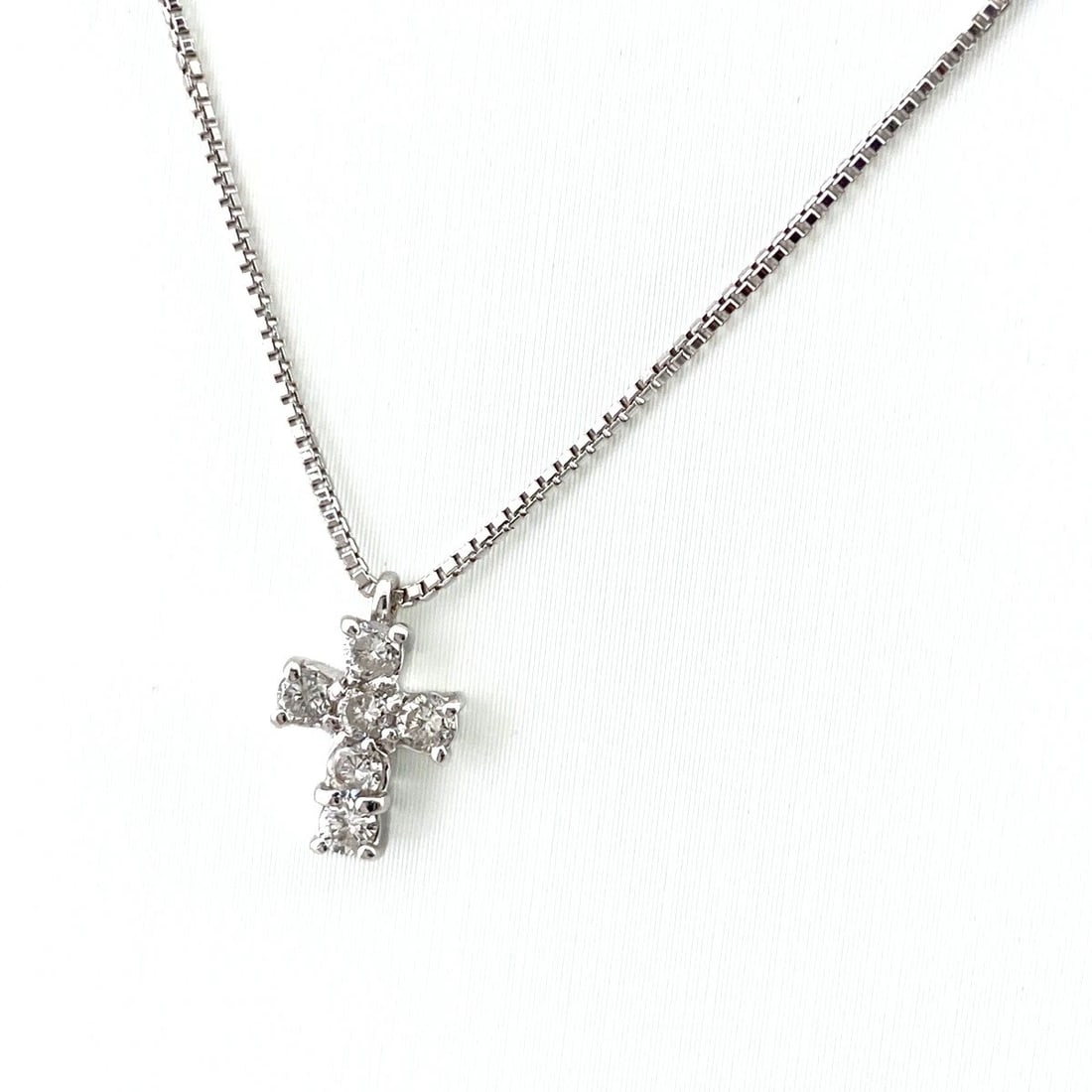 CROSS MOTIF DESIGN WG WHITEGOLD MELEE DIAMOND CROSS NECKLACE: Cross motif design WG WhiteGold Melee diamond cross Necklace Brand: Unbranded Type: Necklace Material: 18K, Color: White Gold Size: Chain 40cm(15.7") Total length of the pendant head including