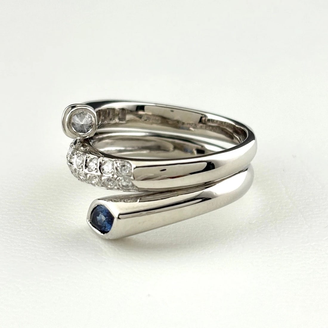 SAPPHIRE DESIGN RING PLATINUM MELEE DIAMOND: sapphire design Ring Platinum Melee diamond Brand: Unbranded Type: Ring Material: Pt900, Main Stone/Creation sapphire Color: Platinum Size: US 7.5 to 8 Accessories: None Accessories Notice