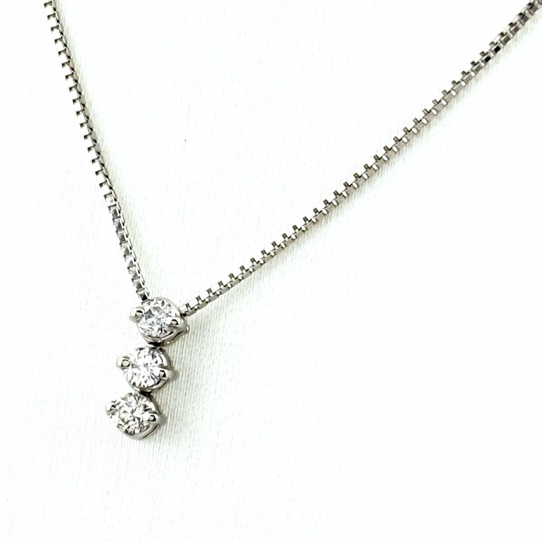 VENDOME AOYAMA MELEE DIAMOND DESIGN NECKLACE PLATINUM: VENDOME AOYAMA Melee diamond design necklace Platinum Brand: VENDOME AOYAMA Type: Necklace Material: Pt950, Color: Platinum Size: Chain 40cm(15.7") Pendant size 8.4×3.4mm(0.3") Accessories: