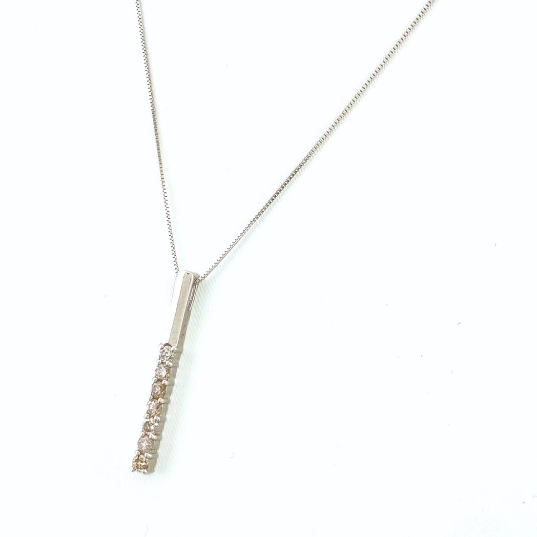MELEE DIAMOND DESIGN WG WHITEGOLD PENDANT NECKLACE (1 of 5)