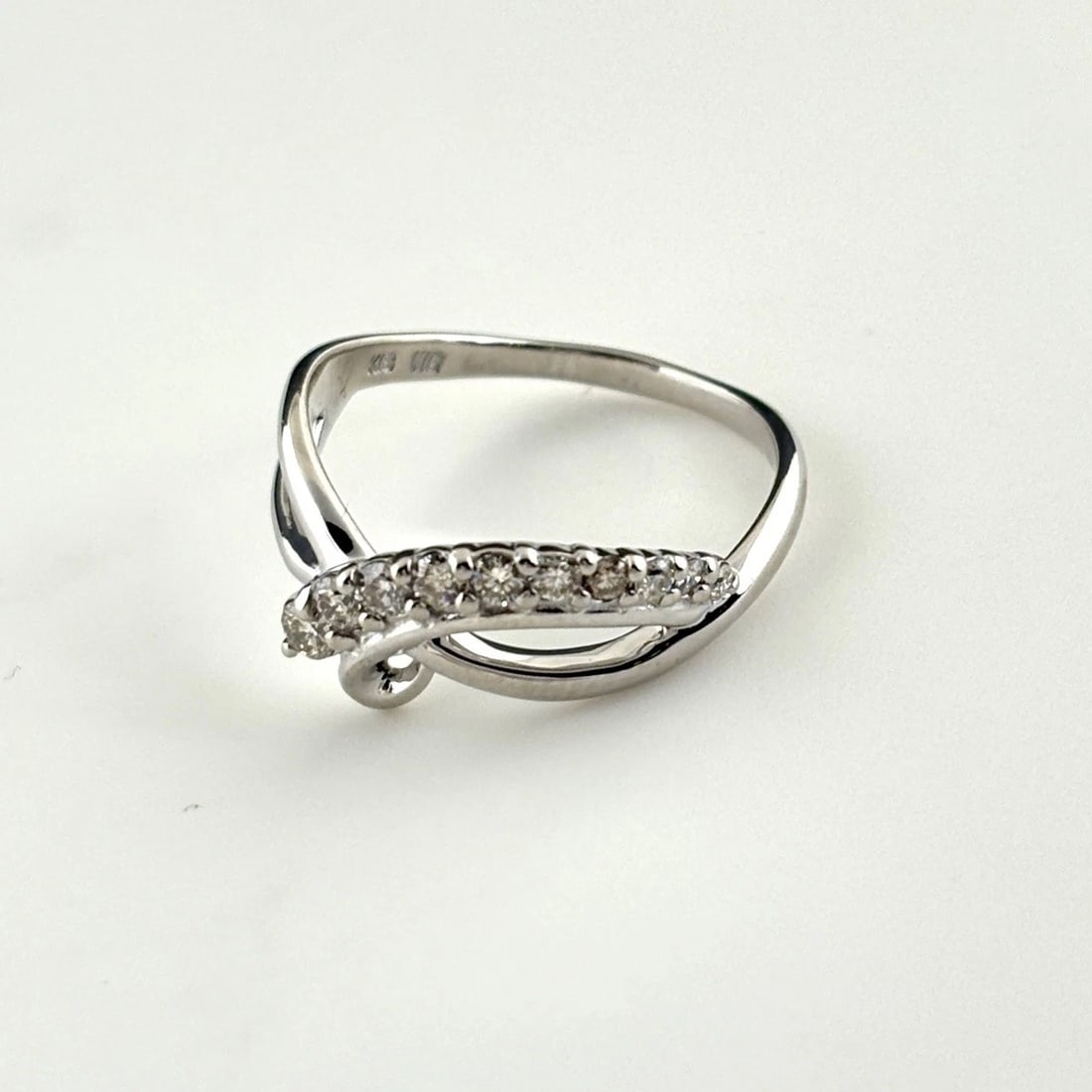 MELEE DIAMOND DESIGN WG WHITEGOLD RING: Melee diamond design WG WhiteGold Ring Brand: Unbranded Type: Ring Material: 18K, Color: White Gold Size: US 7 to 7.5 Accessories: None Accessories Notice: When purchasing pre-owned goods,