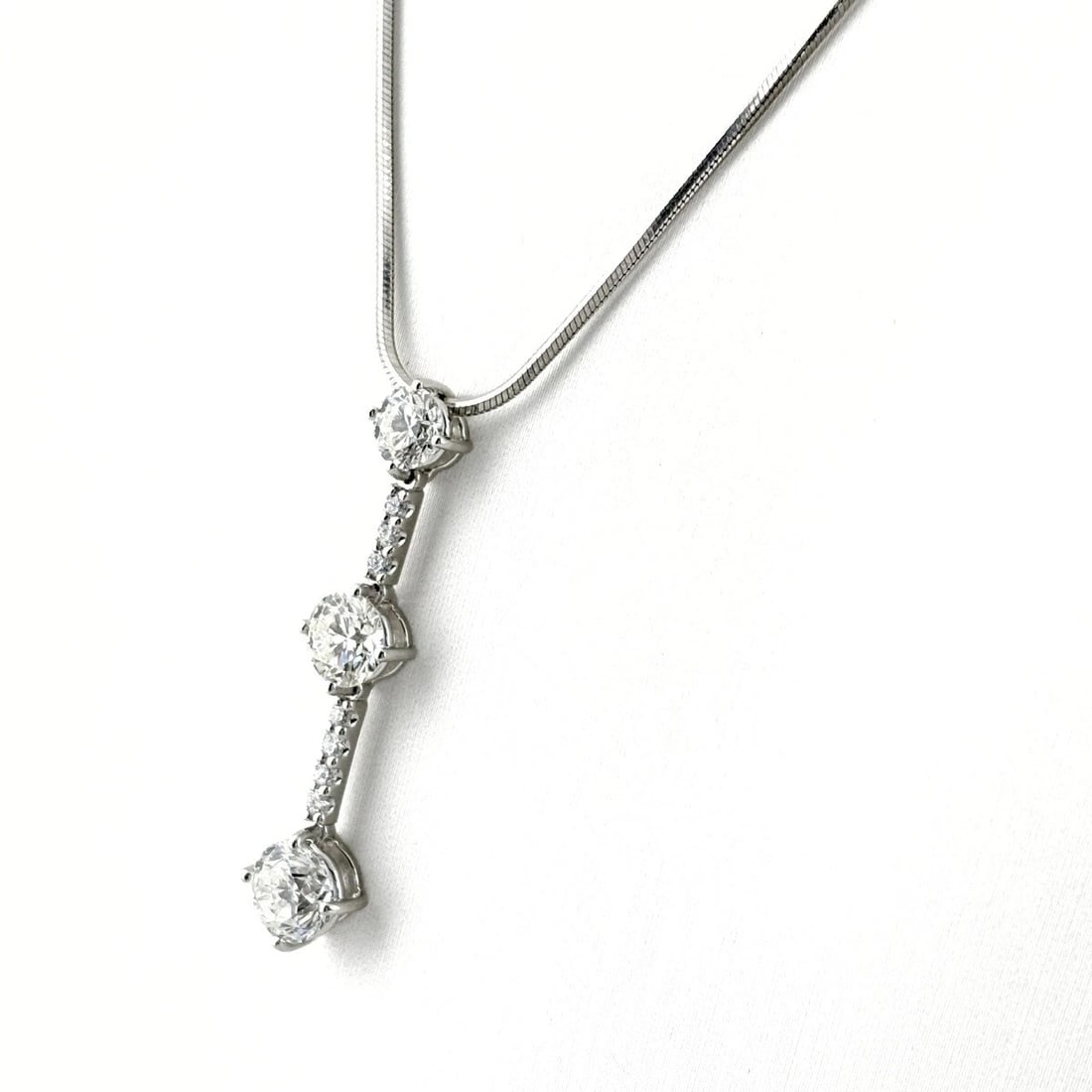 TRILOGY DIAMOND DESIGN PLATINUM MELEE DIAMOND PENDANT NECKLACE: trilogy Diamond design Platinum Melee diamond Pendant Necklace Brand: trilogy Type: Necklace Material: Pt900, Color: Platinum Size: Chain 45cm(17.7") Pendant size 35.7×7.8mm(1.4") Accessories: N