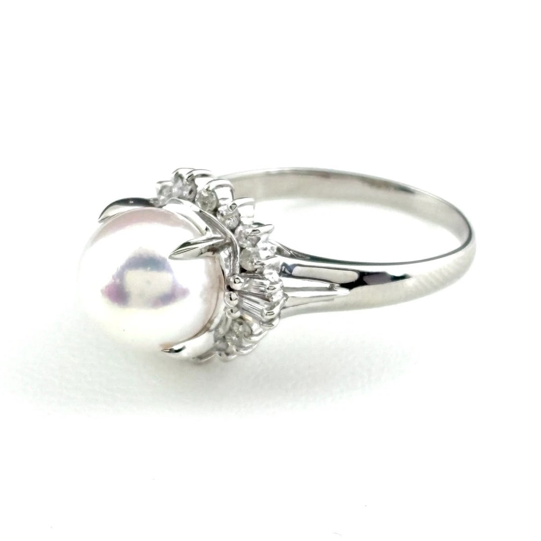 PEARL DESIGN PLATINUM MELEE DIAMOND PEARL RING: pearl design Platinum Melee diamond pearl Ring Brand: Unbranded Type: Ring Material: Pt900, Main Stone/Creation Pearl Color: Platinum Size: US 8 Accessories: None Accessories Notice: When