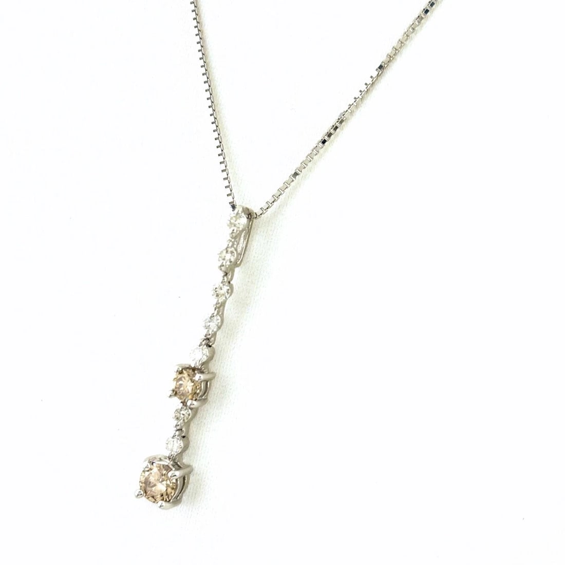 MELEE DIAMOND DESIGN WG WHITEGOLD PENDANT NECKLACE (1 of 4)