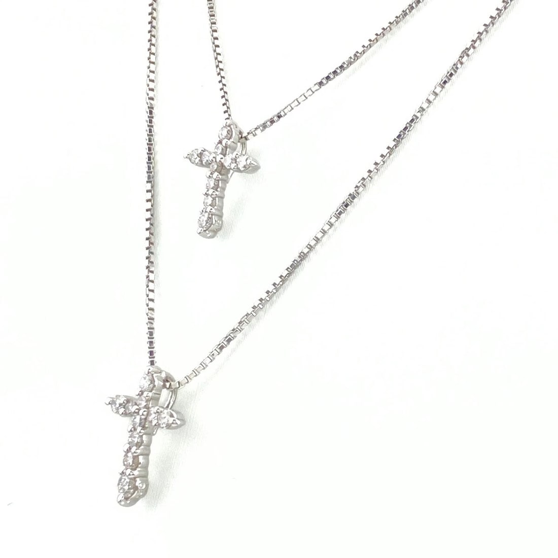 CROSS MOTIF DESIGN PLATINUM MELEE DIAMOND CROSS NECKLACE: Cross motif design Platinum Melee diamond cross Necklace Brand: Unbranded Type: Necklace Material: Pt900, Color: Platinum Size: Chain 41.5cm(16.3") Chain width 0.8mm(0.0") Accessories: None