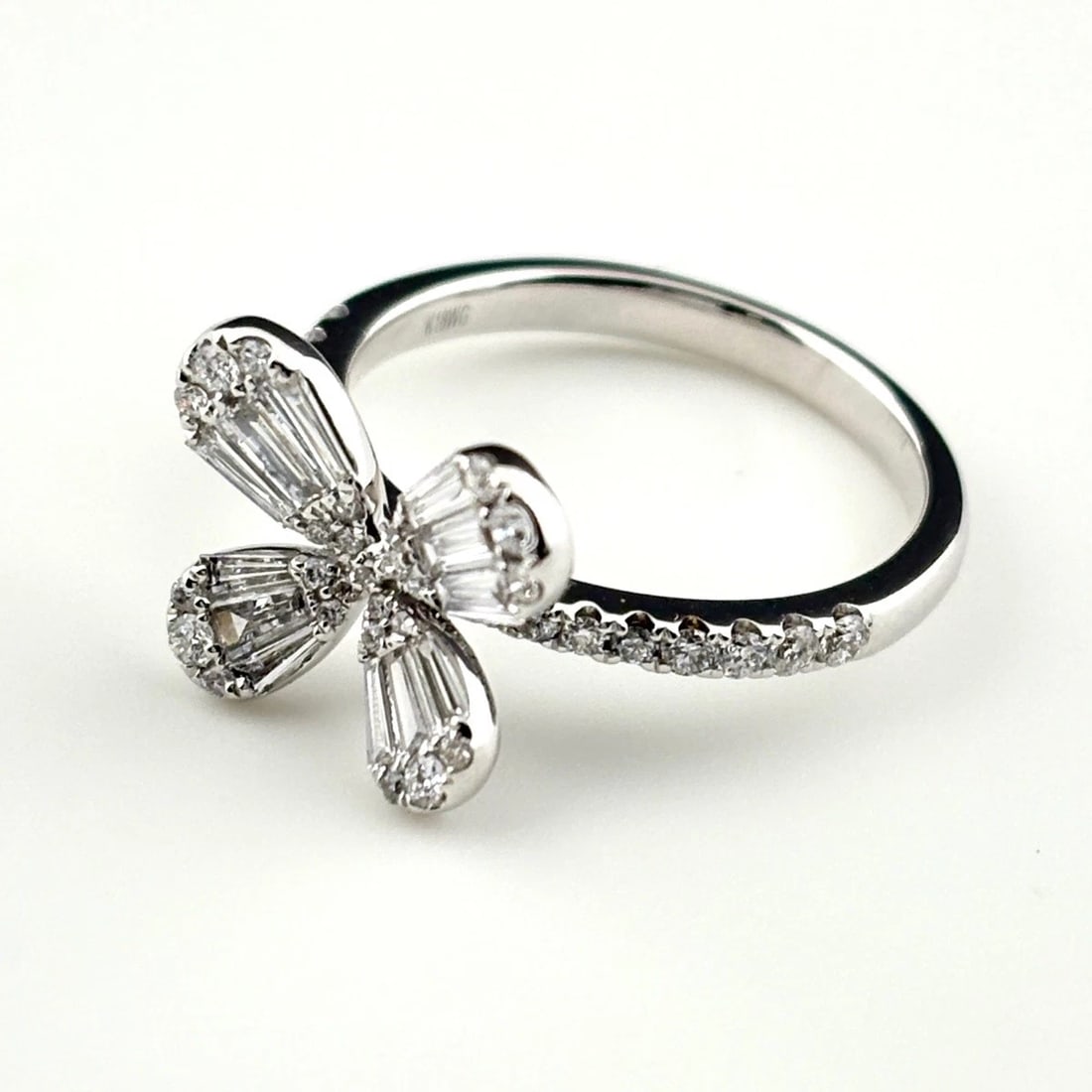 FLOWER MOTIF DESIGN WG WHITEGOLD MELEE DIAMOND FLOWER RING: flower motif design WG WhiteGold Melee Diamond Flower Ring Brand: Unbranded Type: Ring Material: 18K, Color: White Gold Size: US 6.5 Accessories: None Accessories Notice: When purchasing p