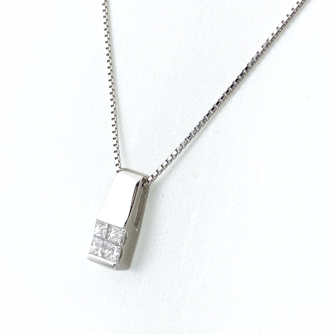 MELEE DIAMOND DESIGN NECKLACE WG WHITEGOLD: Melee diamond design necklace WG WhiteGold Brand: Unbranded Type: Necklace Material: 18K, Color: White Gold Size: Chain 45cm(17.7") Pendant size 12.8×4.7mm(0.5") Accessories: None