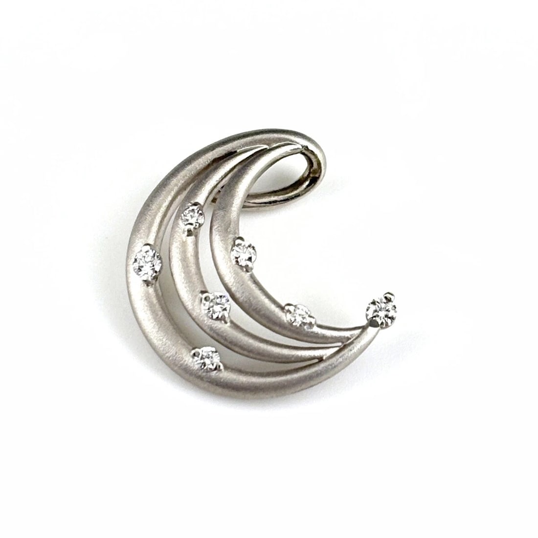MOON MOTIF PENDANT HEAD PLATINUM MELEE DIAMOND MOON: Moon Motif Pendant Head Platinum Melee diamond moon Brand: Unbranded Type: Pendant Head Material: Pt900, Color: Platinum Size: Pendant size 20.9×18.3mm(0.8") Inside diameter of the bail