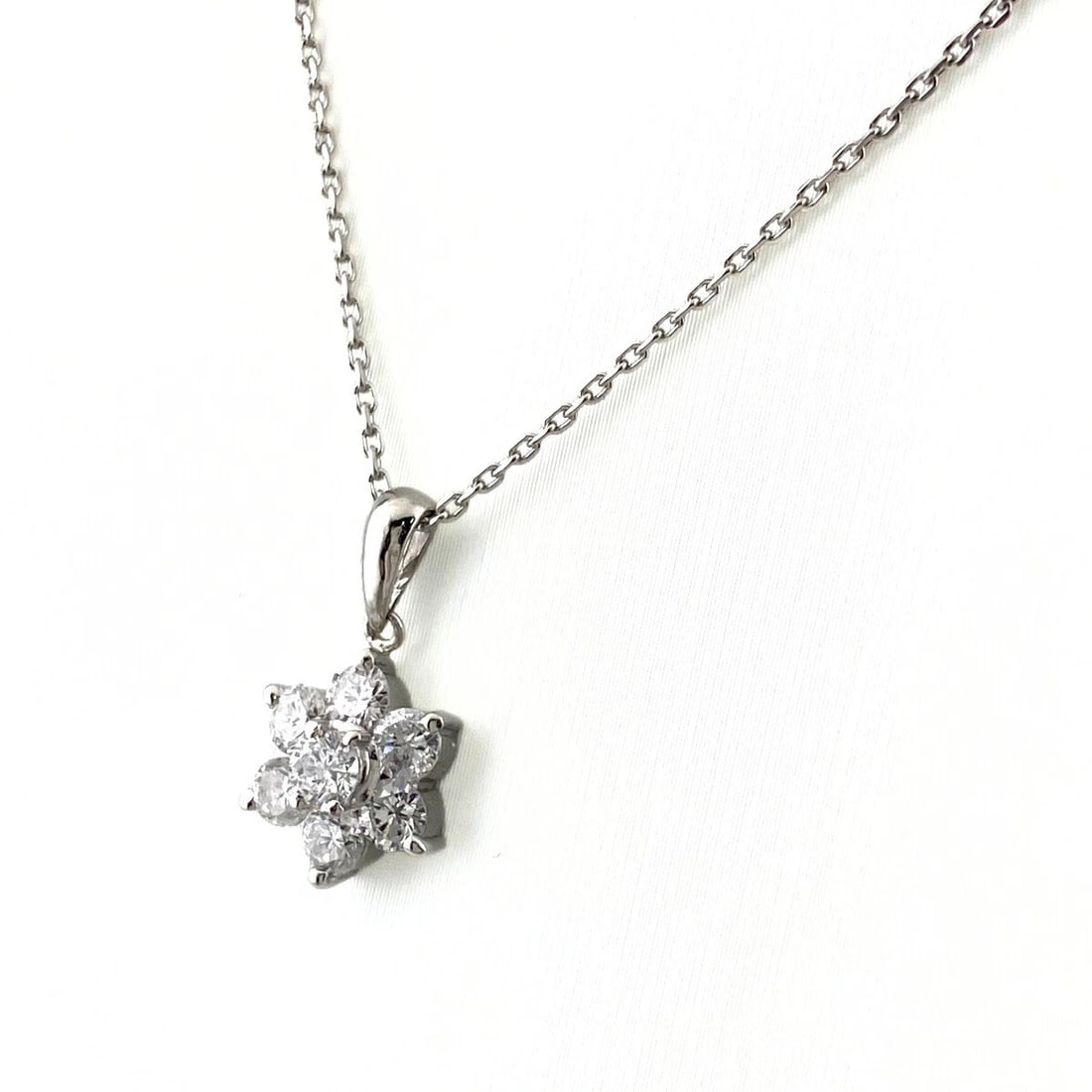 FLOWER MOTIF DESIGN NECKLACE PLATINUM YG YELLOWGOLD: Flower motif design Necklace Platinum YG YellowGold Brand: Unbranded Type: Necklace Material: Pt900, Color: Platinum Yellow Gold Size: Chain 40.5cm(15.9") Total length of the pendant head