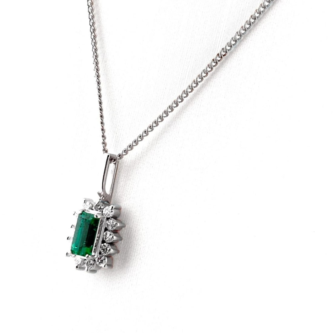 EMERALD DESIGN PLATINUM PENDANT MELEE DIAMOND NECKLACE: Emerald design Platinum Pendant Melee diamond Necklace Brand: Unbranded Type: Necklace Material: Pt850, Main Stone/Creation Emerald Color: Platinum Size: Chain 41cm(16.1") Total length of the