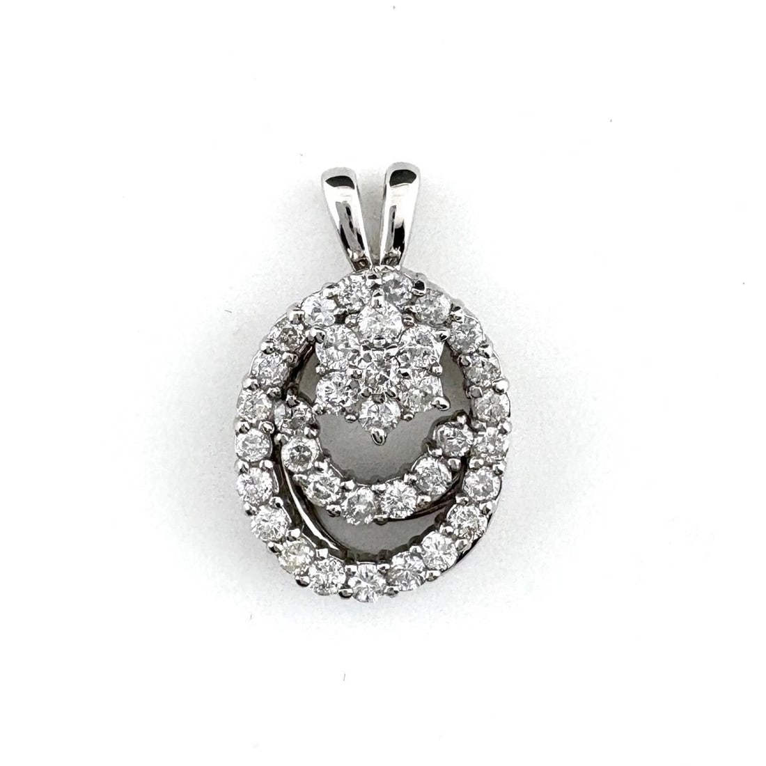 MELEE DIAMOND PENDANT HEAD PLATINUM: Melee diamond Pendant Head Platinum Brand: Unbranded Type: Pendant Head Material: Pt900, Color: Platinum Size: Total length of the pendant head including a bail 22.4×14.0mm(0.9") Inside