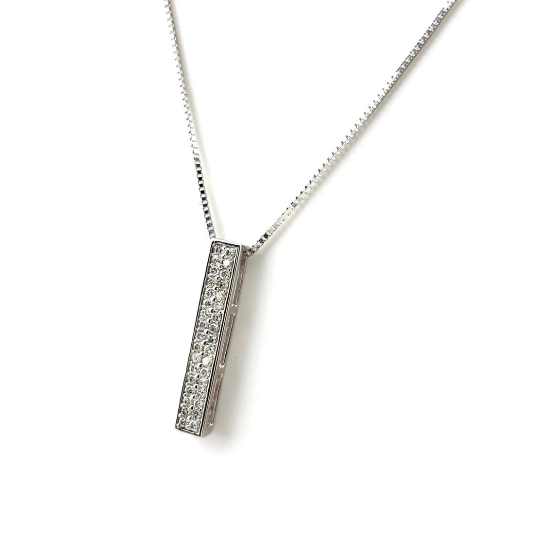 MELEE DIAMOND DESIGN WG WHITEGOLD PENDANT NECKLACE: Melee diamond design WG WhiteGold Pendant Necklace Brand: Unbranded Type: Necklace Material: 18K, Color: White Gold Size: Chain 45.5cm(17.9") Pendant size 23.0×4.0mm(0.9") Accessories: None