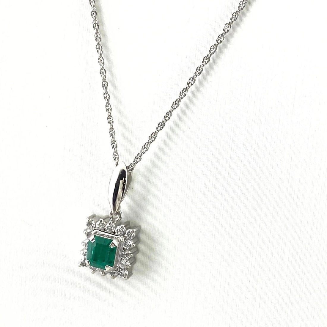 EMERALD DESIGN PLATINUM PENDANT MELEE DIAMOND NECKLACE PT900: Emerald design Platinum Pendant Melee diamond Necklace Pt900 Brand: Unbranded Type: Necklace Material: Pt900, Main Stone/Creation Emerald Color: Platinum Size: Chain 45cm(17.7") Total length
