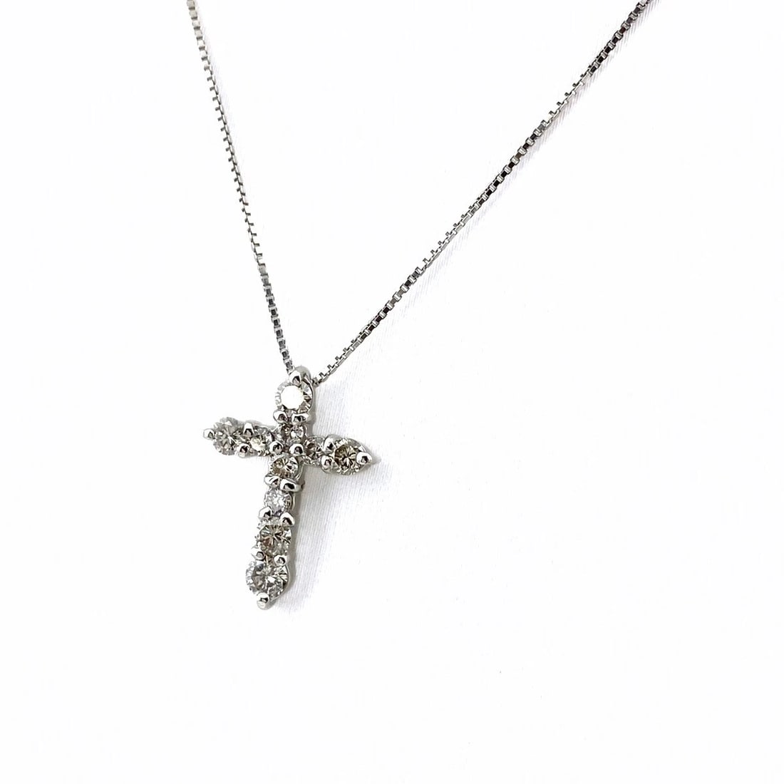 CROSS MOTIF DESIGN PLATINUM PENDANT MELEE DIAMOND CROSS NECKLACE: Cross motif design Platinum Pendant Melee diamond cross Necklace Brand: Unbranded Type: Necklace Material: Pt900, Color: Platinum Size: Pendant size 15.8×11.7mm(0.6") Accessories: None