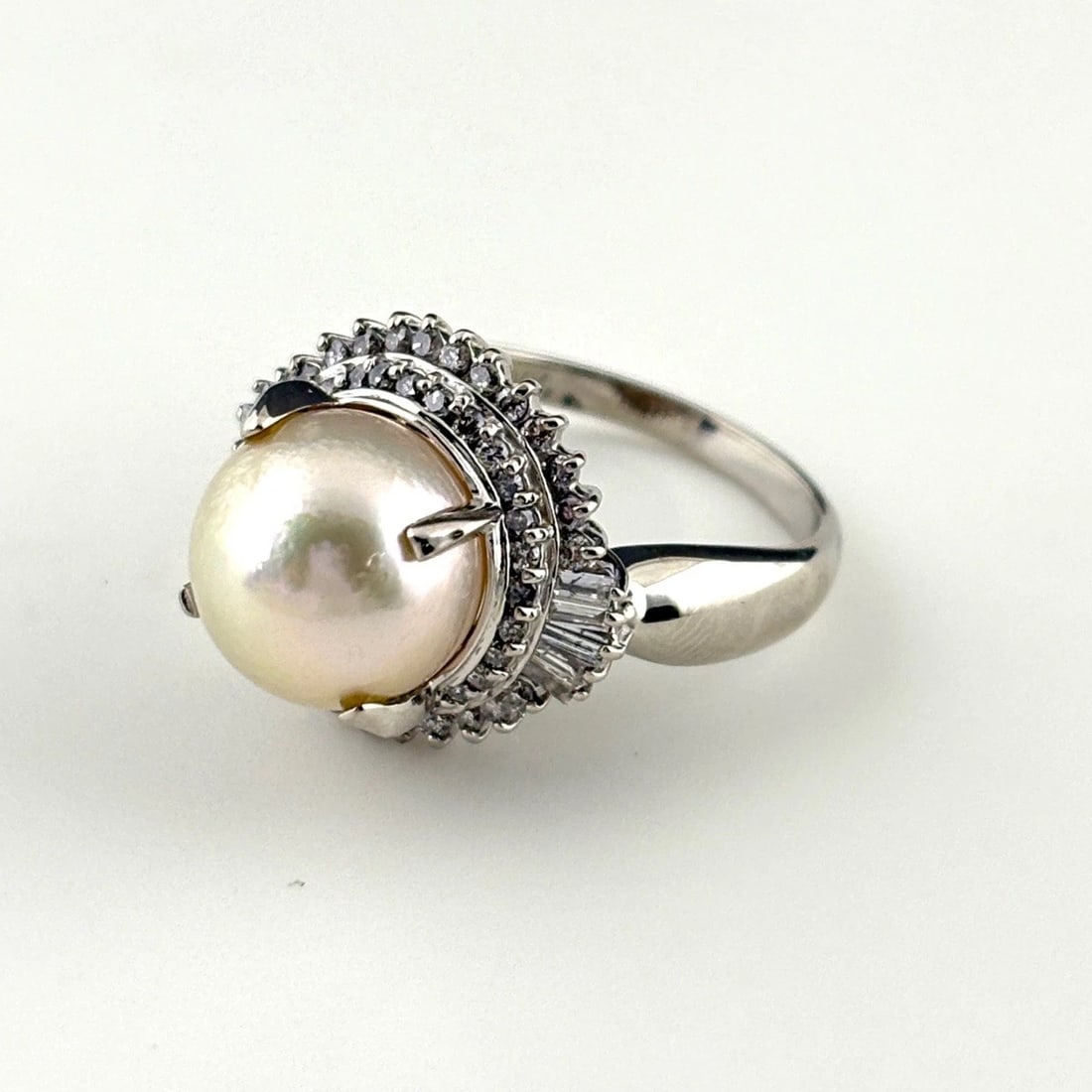 PEARL DESIGN RING PLATINUM MELEE DIAMOND RING PEARL: pearl design Ring Platinum Melee diamond ring Pearl Brand: Unbranded Type: Ring Material: Pt900, Main Stone/Creation Pearl Color: Platinum Size: US 6.5 to 7 Accessories: None Accessories