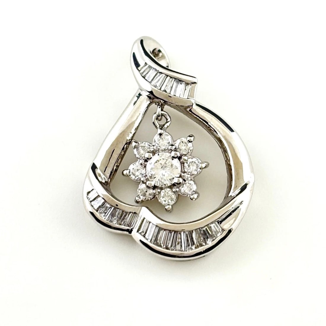 FLOWER MOTIF PENDANT HEAD PLATINUM MELEE DIAMOND FLOWER: Flower motif Pendant Head Platinum Melee diamond flower Brand: Unbranded Type: Pendant Head Material: Pt900, Color: Platinum Size: Pendant size 24.4×17.2mm(1.0") Inside diameter of the bail
