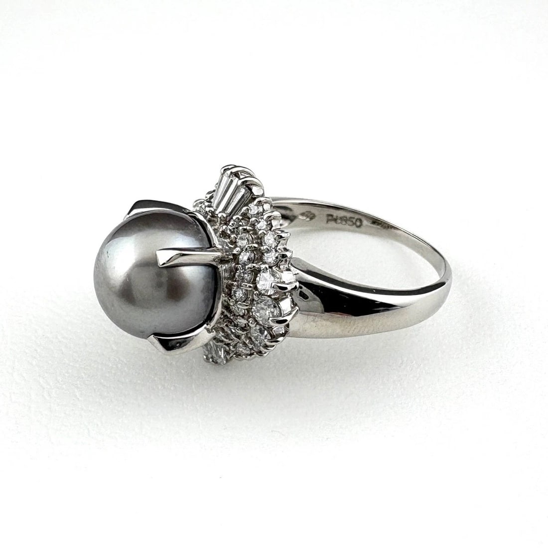 PEARL DESIGN RING PLATINUM MELEE DIAMOND PEARL: pearl design Ring Platinum Melee diamond pearl Brand: Unbranded Type: Ring Material: Pt850, Main Stone/Creation Pearl Color: Platinum Size: US 7.5 to 8 Accessories: None Accessories Notice