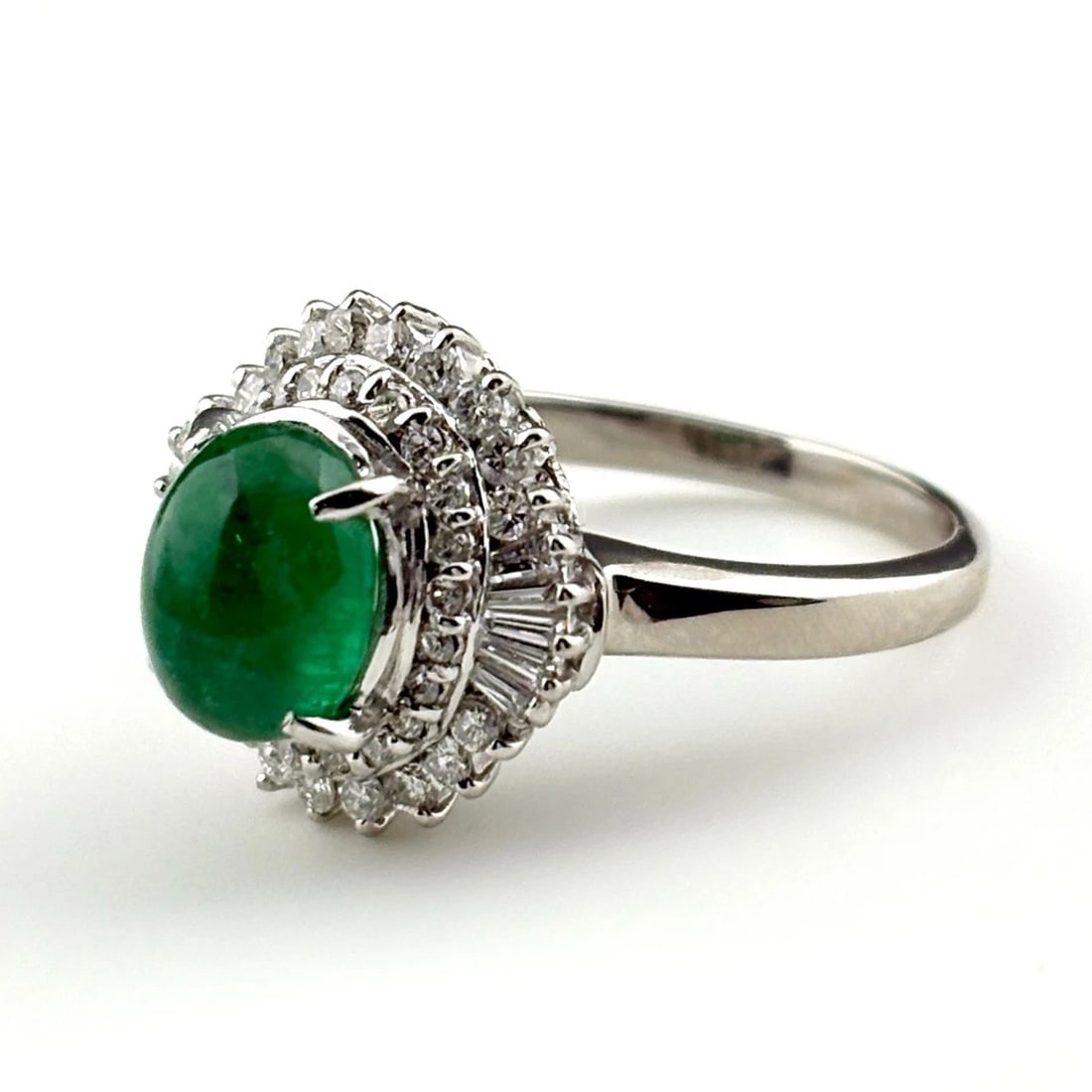 EMERALD DESIGN PLATINUM MELEE DIAMOND RING PT900 EMERALD: emerald design Platinum Melee diamond Ring Pt900 Emerald Brand: Unbranded Type: Ring Material: Pt900, Main Stone/Creation Emerald Color: Platinum Size: US 7 to 7.5 Accessories: None Access