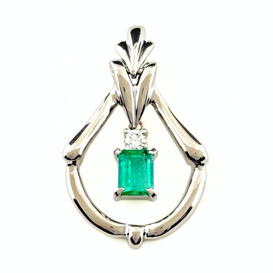 EMERALD PENDANT HEAD PLATINUM MELEE DIAMOND: Emerald Pendant Head Platinum Melee diamond Brand: Unbranded Type: Pendant Head Material: Pt900, Main Stone/Creation Emerald Color: Platinum Size: Total length of the pendant head including a bail