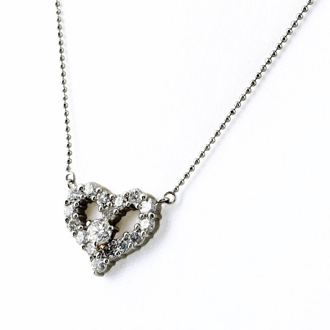 HEART MOTIF DESIGN NECKLACE PLATINUM PENDANT: Heart motif design Necklace Platinum Pendant Brand: Unbranded Type: Necklace Material: Pt900, Color: Platinum Size: Chain 40.5cm(15.9") Pendant size 14.5×17.7mm(0.6") Accessories: None Acc
