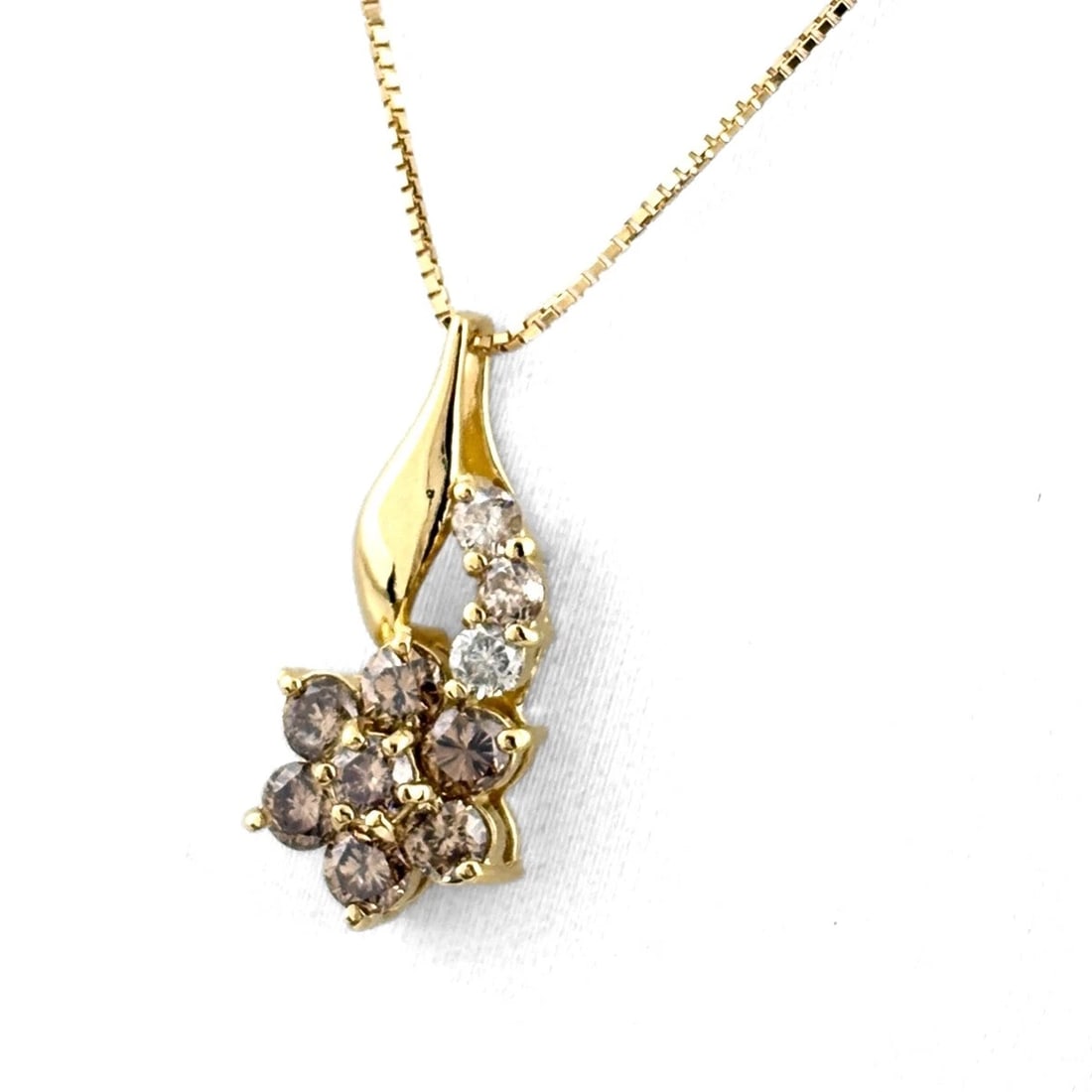 FLOWER MOTIF DESIGN NECKLACE YG YELLOWGOLD: Flower motif design Necklace YG YellowGold Brand: Unbranded Type: Necklace Material: 18K, Color: Yellow Gold Size: Chain 41.5cm(16.3") Pendant size 18.5×8.6mm(0.7") Accessories: None