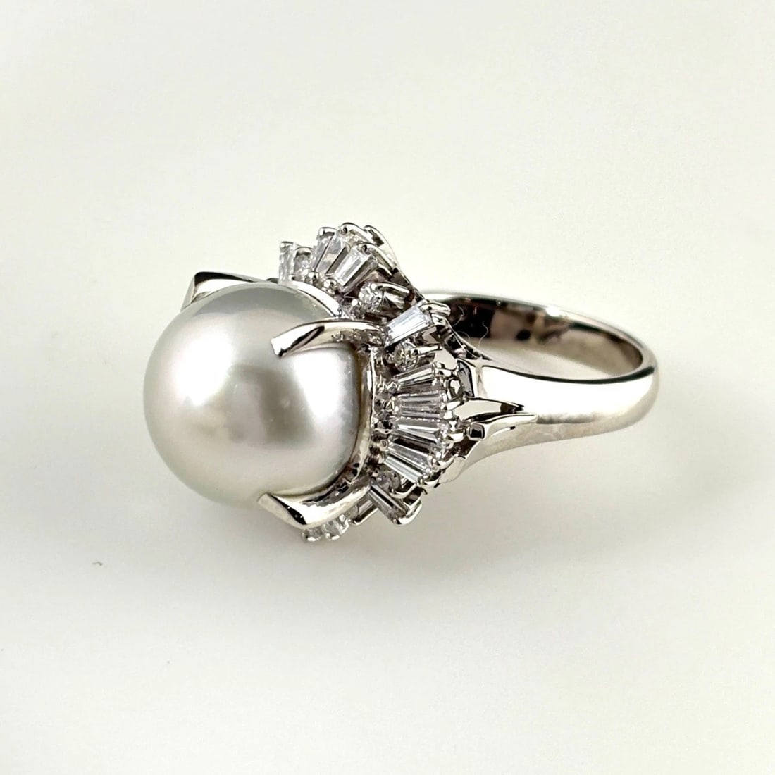 PEARL DESIGN RING PLATINUM MELEE DIAMOND: pearl design Ring Platinum Melee diamond Brand: Unbranded Type: Ring Material: Pt900, Main Stone/Creation Pearl Color: Platinum Size: US 6.5 to 7 Accessories: None Accessories Notice: When