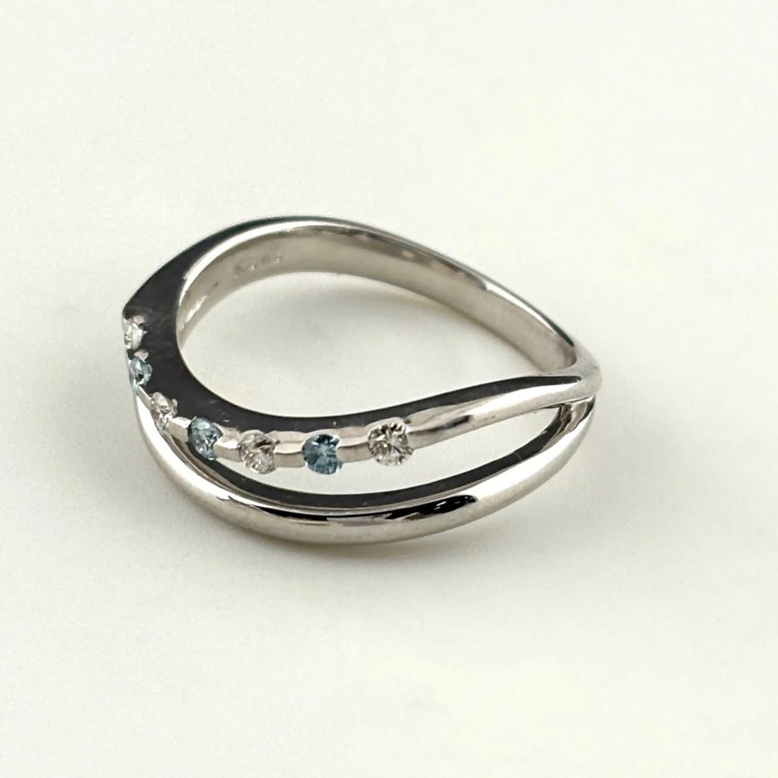 MELEE DIAMOND DESIGN RING WG WHITE GOLD: Melee diamond design ring WG White Gold Brand: Unbranded Type: Ring Material: 18K, Color: White Gold Size: US 5.5 Accessories: None Accessories Notice: When purchasing pre-owned goods, ple