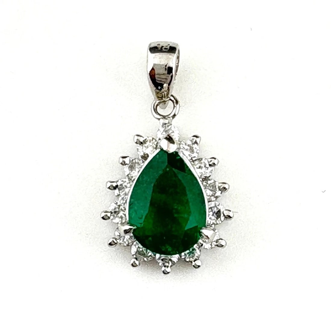 EMERALD PENDANT HEAD PLATINUM MELEE DIAMOND: Emerald Pendant Head Platinum Melee diamond Brand: Unbranded Type: Pendant Head Material: Pt900, Main Stone/Creation Emerald Color: Platinum Size: Total length of the pendant head including a bail