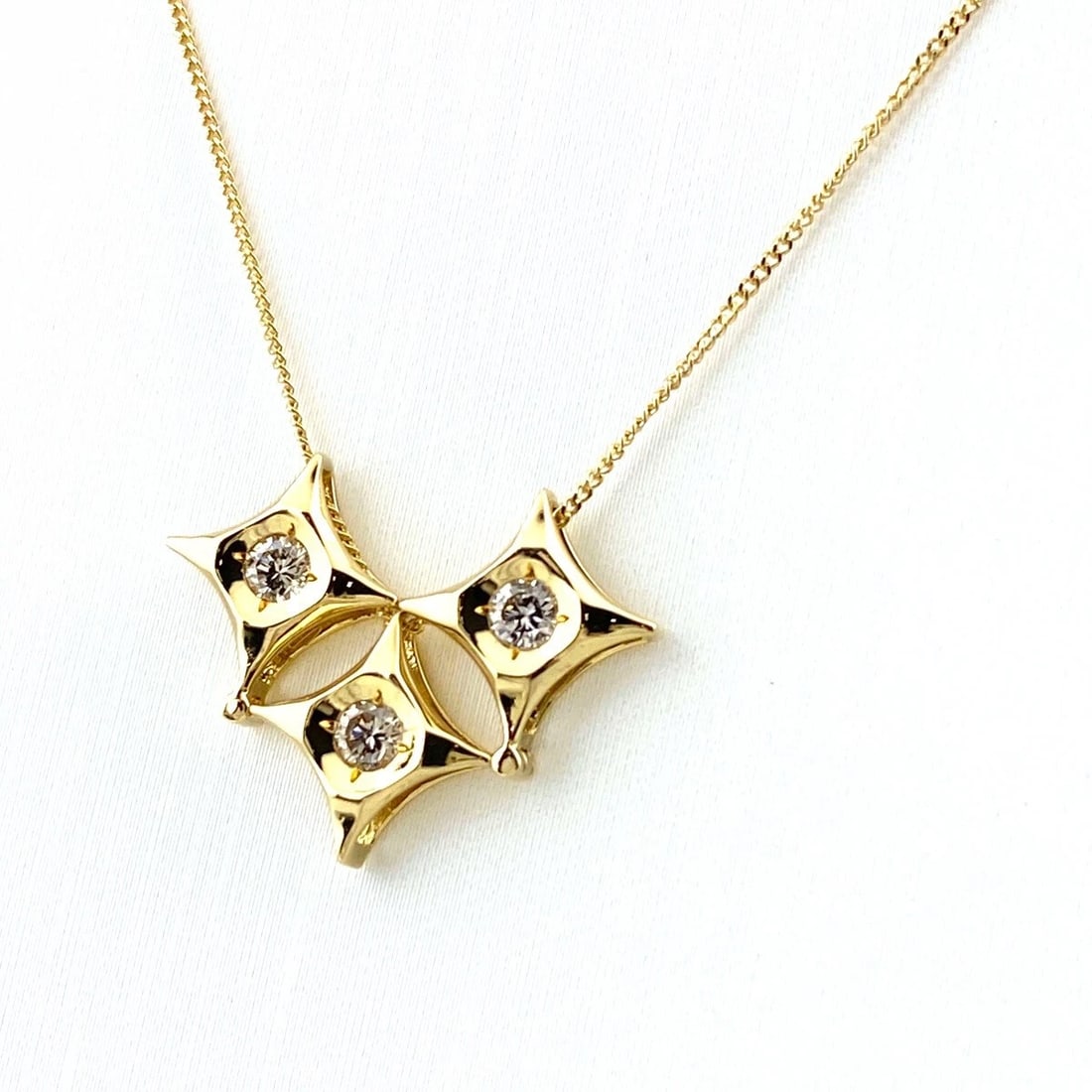 MELEE DIAMOND DESIGN NECKLACE YG YELLOWGOLD: Melee diamond design necklace YG YellowGold Brand: Unbranded Type: Necklace Material: 18K, Color: Yellow Gold Size: Chain 41cm(16.1") Pendant size 16.7×21.8mm(0.7") Accessories: None