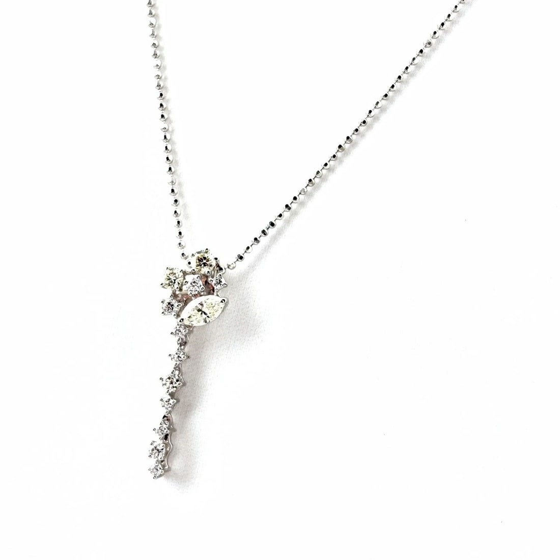 TASAKI MELEE DIAMOND DESIGN NECKLACE WG: TASAKI Melee diamond design necklace WG Brand: TASAKI Type: Necklace Material: 18K, Color: White Gold Size: Chain 45cm(17.7") Pendant size 30.3×9.5mm(1.2") Accessories: None Accessories