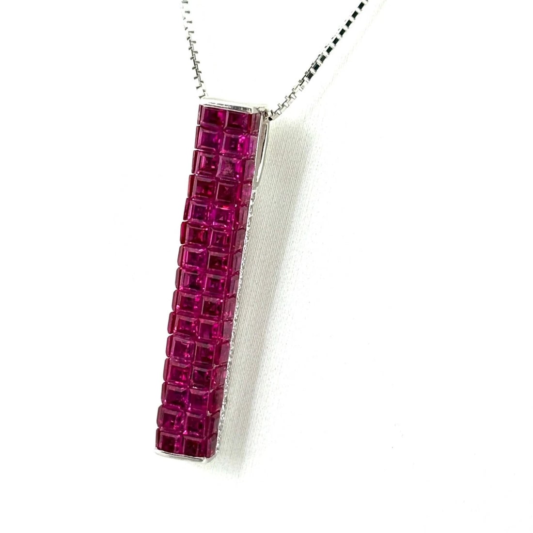 RUBY DESIGN NECKLACE MELEE DIAMOND: Ruby Design Necklace Melee diamond Brand: Unbranded Type: Necklace Material: 18K, Main Stone/Creation Ruby Color: White Gold Size: Chain 44.5cm(17.5") Pendant size 34.8×5.8mm(1.4") 