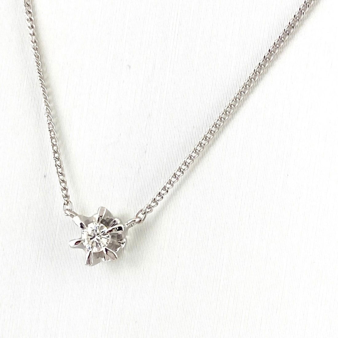 MELEE DIAMOND DESIGN NECKLACE PLATINUM: Melee diamond design necklace Platinum Brand: Unbranded Type: Necklace Material: Pt900, Color: Platinum Size: Chain 41.5cm(16.3") Pendant size 6.1×5.6mm(0.2") Accessories: None Accessories