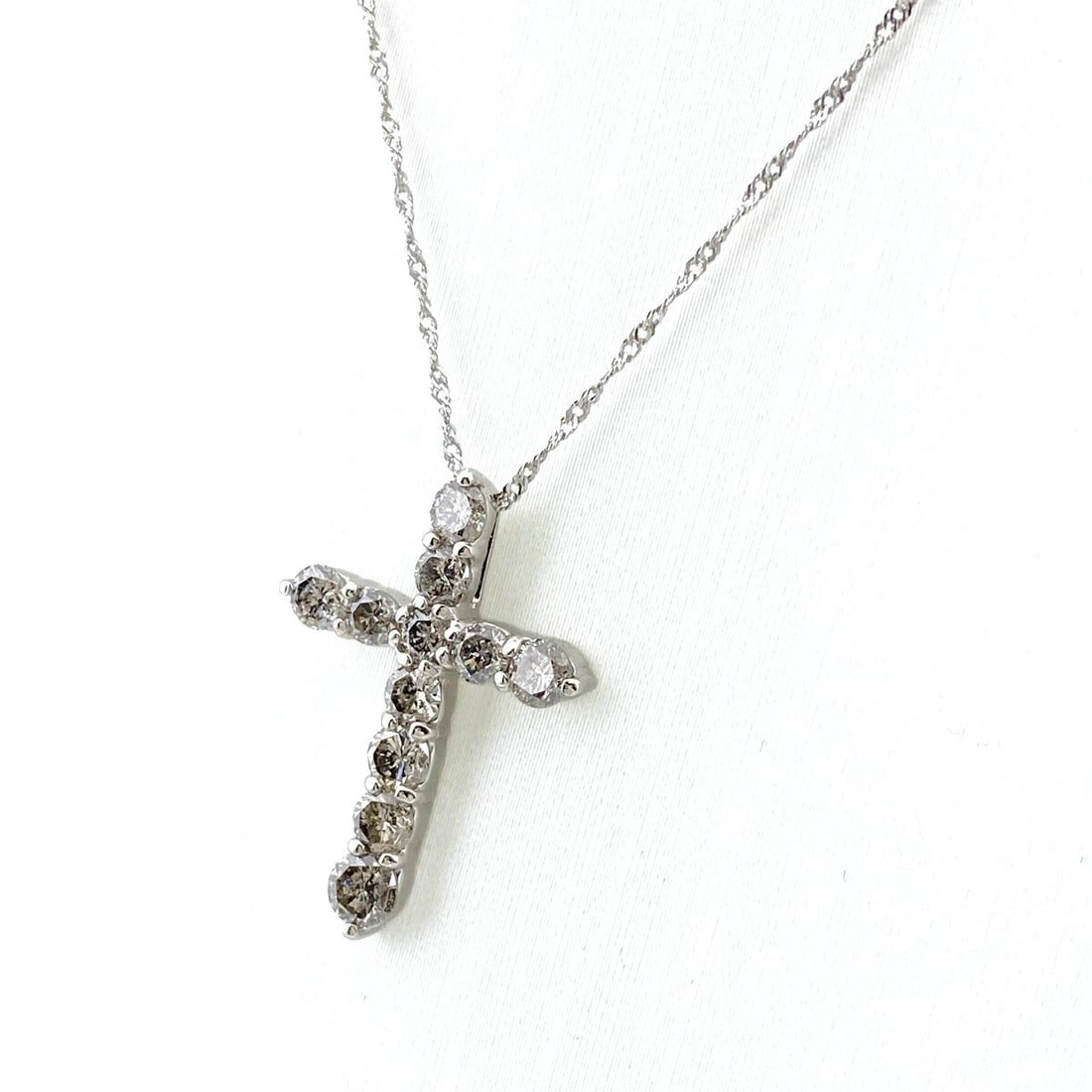 CROSS MOTIF DESIGN NECKLACE PLATINUM PENDANT: Cross motif design Necklace Platinum Pendant Brand: Unbranded Type: Necklace Material: Pt900, Color: Platinum Size: Chain 39cm(15.4") Pendant size 21.5×15.2mm(0.8") Accessories: None