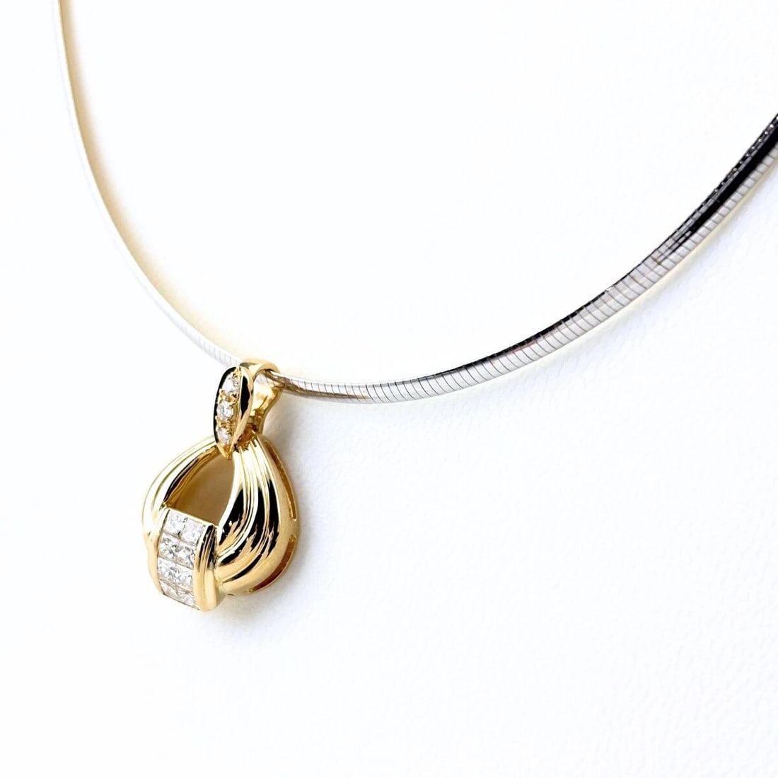 MELEE DIAMOND DESIGN NECKLACE YG YELLOWGOLD: Melee diamond design necklace YG YellowGold Brand: Unbranded Type: Necklace Material: 18K, Color: Yellow Gold Size: Chain 41.5cm(16.3") Pendant size 22.4×15.2mm(0.9") Accessories: None