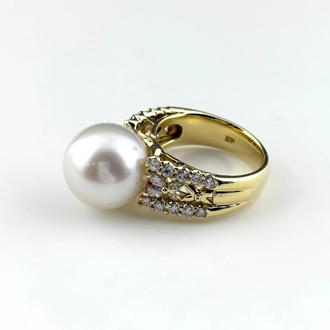 PEARL DESIGN RING YG YELLOWGOLD RING PEARL: pearl design ring YG YellowGold Ring Pearl Brand: Unbranded Type: Ring Material: 18K, Main Stone/Creation Pearl Color: Yellow Gold Size: US 6 Accessories: None Accessories Notice: When