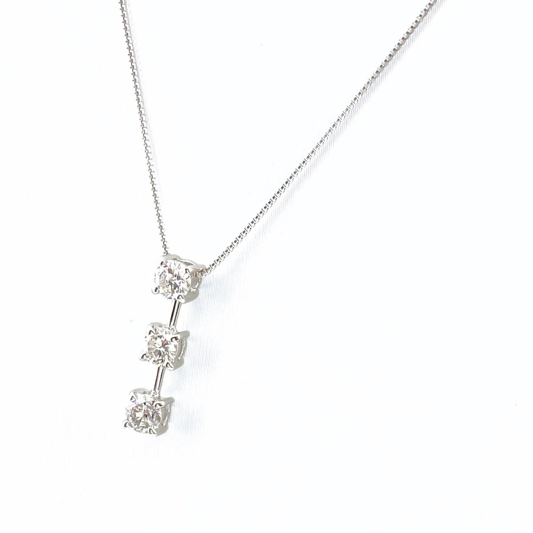 MELEE DIAMOND DESIGN NECKLACE WG WHITEGOLD: Melee diamond design necklace WG WhiteGold Brand: Unbranded Type: Necklace Material: 18K, Color: White Gold Size: Chain 39.5cm(15.6") Pendant size 16.6×3.7mm(0.7") Accessories: None