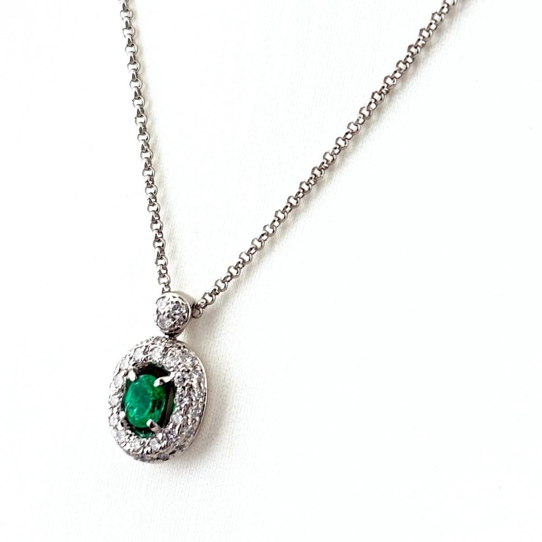 EMERALD DESIGN PLATINUM PENDANT MELEE DIAMOND NECKLACE PT900: Emerald design Platinum Pendant Melee diamond Necklace Pt900 Brand: Unbranded Type: Necklace Material: Pt900, Main Stone/Creation Emerald Color: Platinum Size: Chain 40cm(15.7") Total length of th