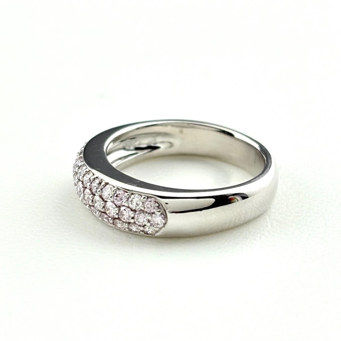 MELEE DIAMOND DESIGN RING 750 DIAMOND WOMEN: Melee diamond design Ring 750 diamond Women Brand: Unbranded Type: Ring Material: 750, Color: Platinum Size: US 7 to 7.5 Accessories: None Accessories Notice: When purchasing pre-owned goo