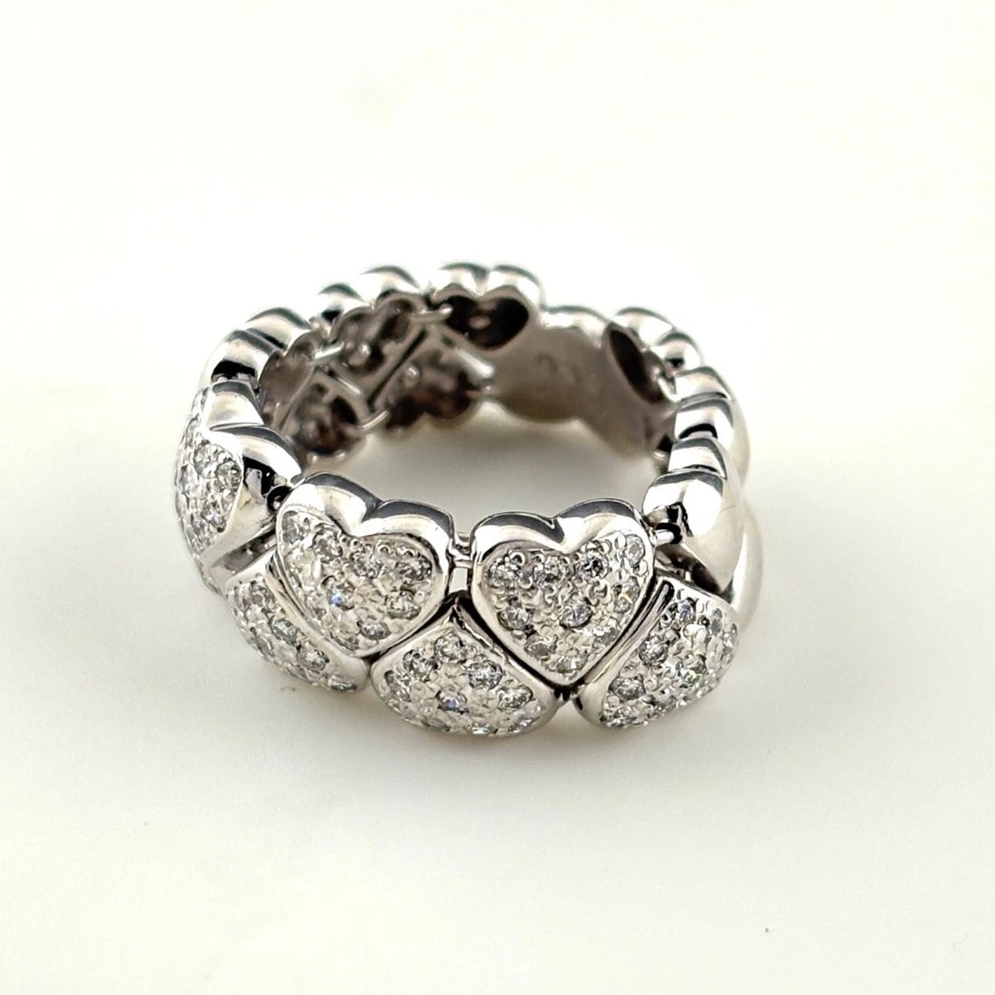 PONTE VECCHIO MELEE DIAMOND DESIGN MELEE DIAMOND RING: Ponte Vecchio Melee diamond design Melee diamond Ring Brand: Ponte Vecchio Type: Ring Material: 750, Color: Platinum Size: US 6 to 6.5 Accessories: None Accessories Notice: When purchasing