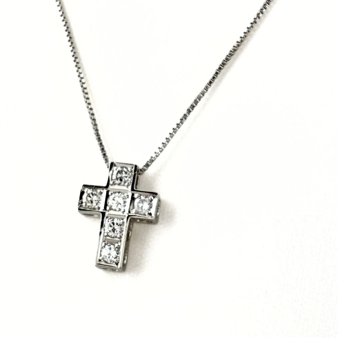 CROSS MOTIF DESIGN PLATINUM PENDANT MELEE DIAMOND CROSS NECKLACE (1 of 3)
