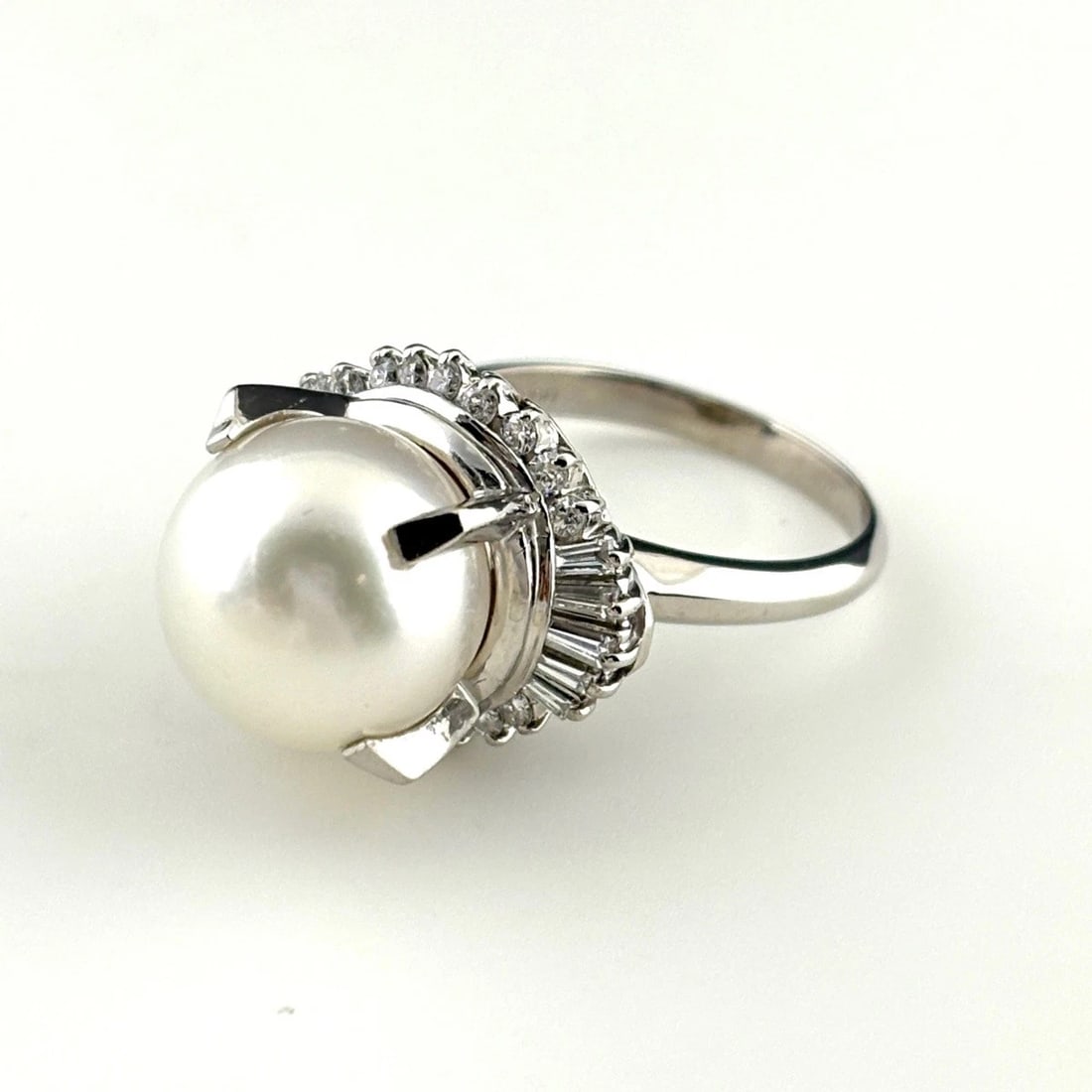 PEARL DESIGN PLATINUM MELEE DIAMOND PEARL RING: pearl design Platinum Melee diamond pearl Ring Brand: Unbranded Type: Ring Material: Pt900, Main Stone/Creation Pearl Color: Platinum Size: US 6 to 6.5 Accessories: None Accessories Notice