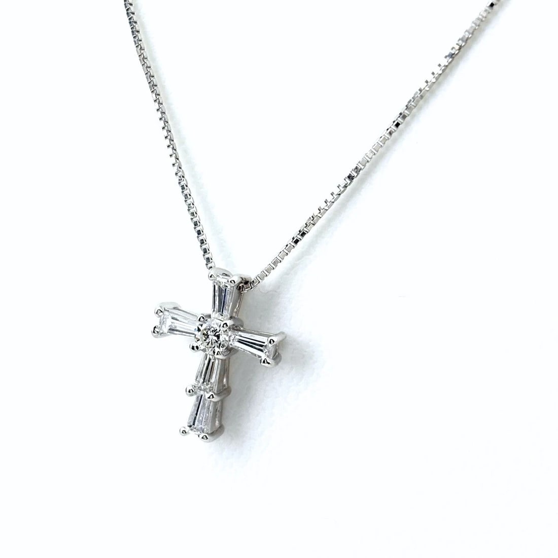 CROSS MOTIF DESIGN NECKLACE PLATINUM PENDANT: Cross motif design Necklace Platinum Pendant Brand: Unbranded Type: Necklace Material: Pt900, Color: Platinum Size: Chain 36.5cm(14.4") Pendant size 14.1×10.8mm(0.6") Accessories: None Acc