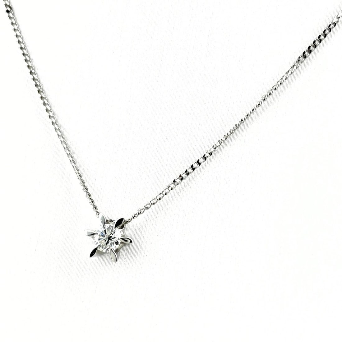 DIAMOND DESIGN PLATINUM PENDANT NECKLACE PT850: Diamond design Platinum Pendant Necklace Pt850 Brand: Unbranded Type: Necklace Material: Pt850, Color: Platinum Size: Chain 36.5cm(14.4") Pendant size 5.9×6.0mm(0.2") Accessories: None