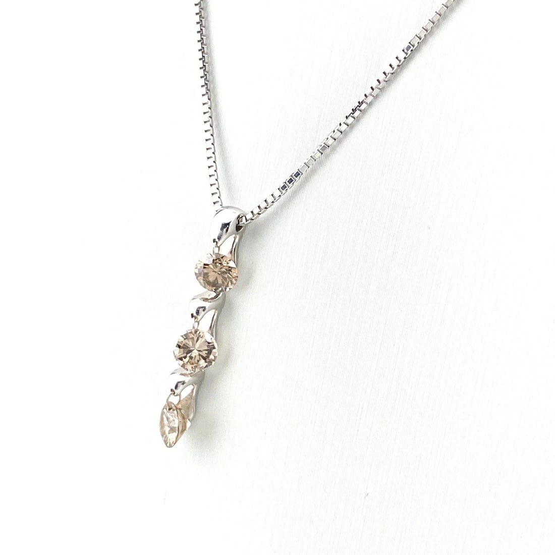 MELEE DIAMOND DESIGN WG WHITEGOLD PENDANT NECKLACE: Melee diamond design WG WhiteGold Pendant Necklace Brand: Unbranded Type: Necklace Material: 18K, Color: White Gold Size: Chain 45cm(17.7") Pendant size 23.4×4.2mm(0.9") Accessories: None