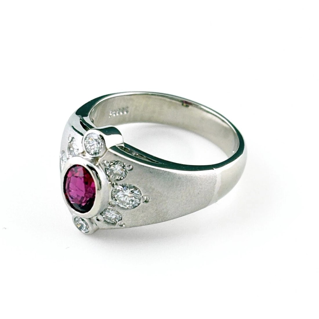 RUBY DESIGN RING PLATINUM MELEE DIAMOND: ruby design Ring Platinum Melee diamond Brand: Unbranded Type: Ring Material: Pt900, Main Stone/Creation Ruby Color: Platinum Size: US 8 Accessories: None Accessories Notice: When purchasi