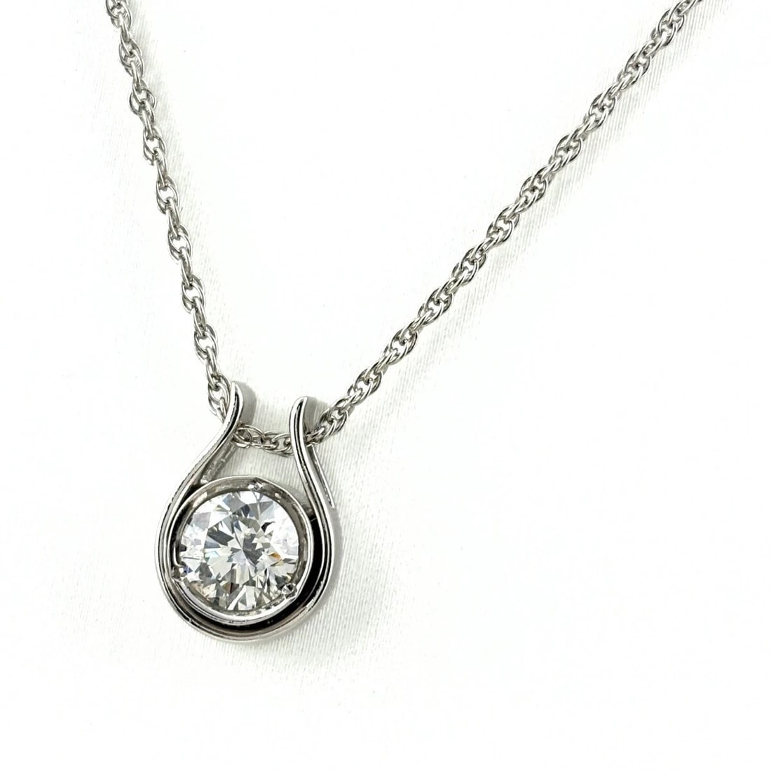 DIAMOND DESIGN NECKLACE PLATINUM: Diamond design necklace Platinum Brand: Unbranded Type: Necklace Material: Pt850, Color: Platinum Size: Chain 40cm(15.7") Pendant size 14.3×10.3mm(0.6") Accessories: None Accessories Notice: