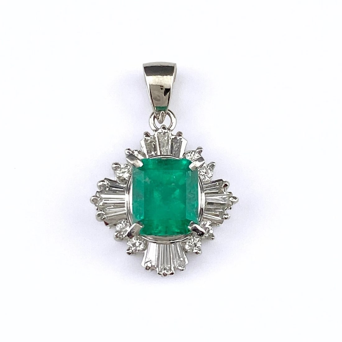 EMERALD PENDANT HEAD PLATINUM MELEE DIAMOND: Emerald Pendant Head Platinum Melee diamond Brand: Unbranded Type: Pendant Head Material: Pt900, Main Stone/Creation Emerald Color: Platinum Size: Total length of the pendant head including a