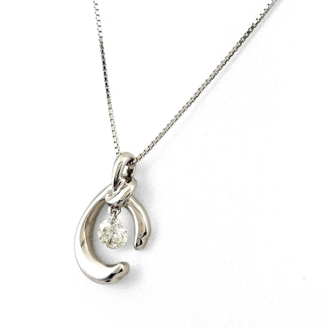 DIAMOND DESIGN NECKLACE PLATINUM PENDANT: Diamond design necklace Platinum Pendant Brand: Unbranded Type: Necklace Material: Pt900, Color: Platinum Size: Chain 40cm(15.7") Total length of the pendant head including a bail