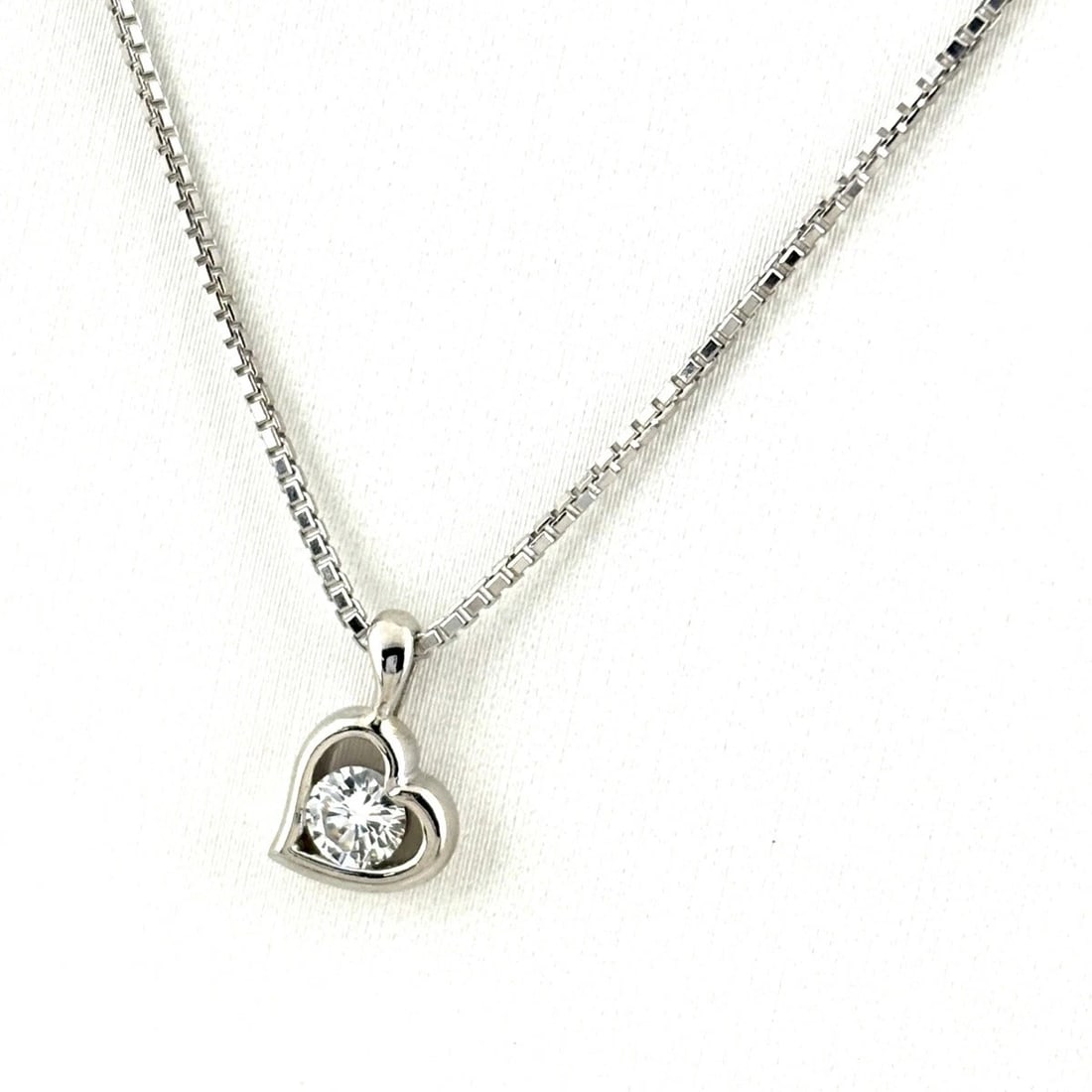 DIAMOND DESIGN NECKLACE WG WHITE GOAL: Diamond design necklace WG White Goal Brand: Unbranded Type: Necklace Material: 18K, Color: White Gold Size: Chain 45cm(17.7") Total length of the pendant head including a bail